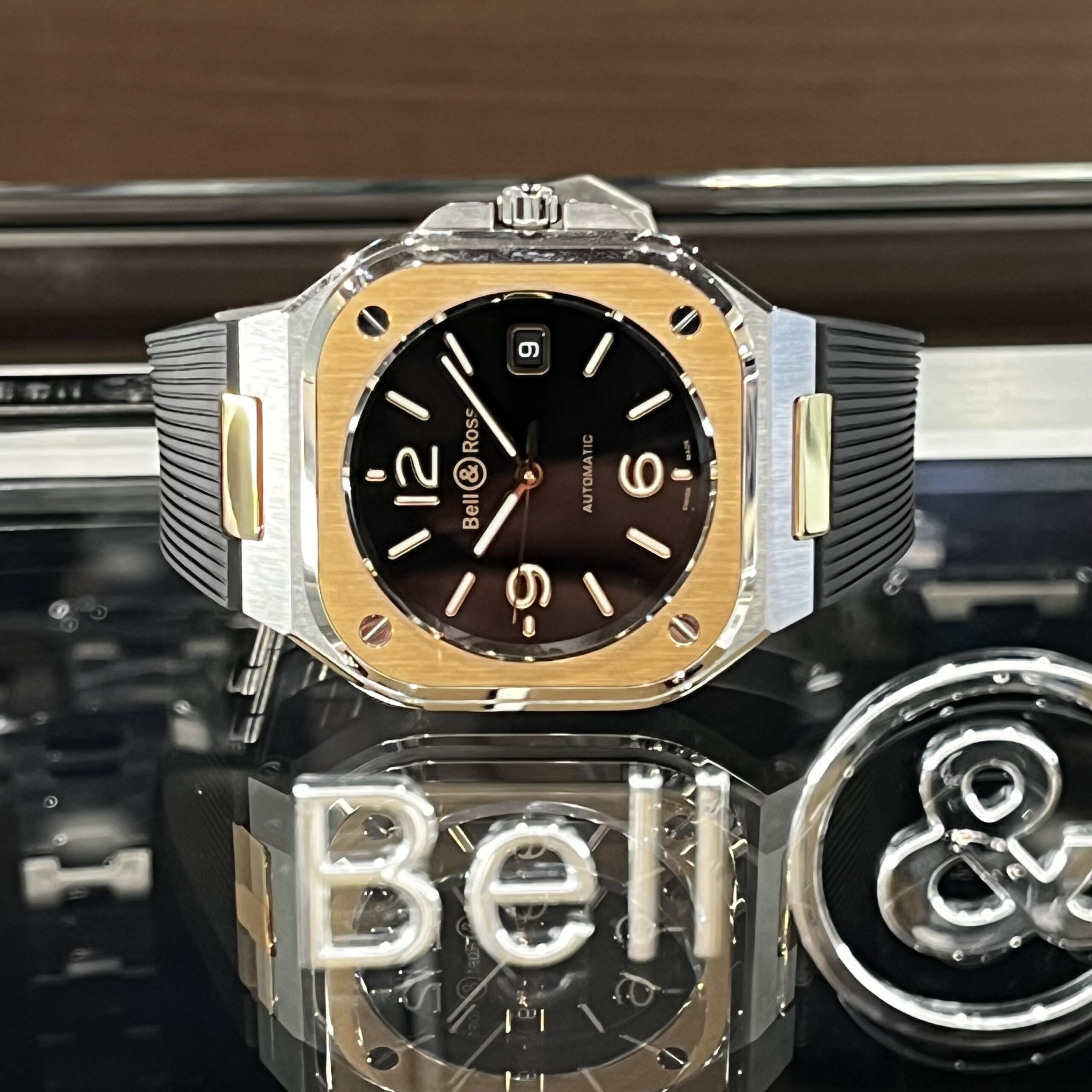 ローズゴールを纏う BR-05
 BLACK STEEL & GOLD